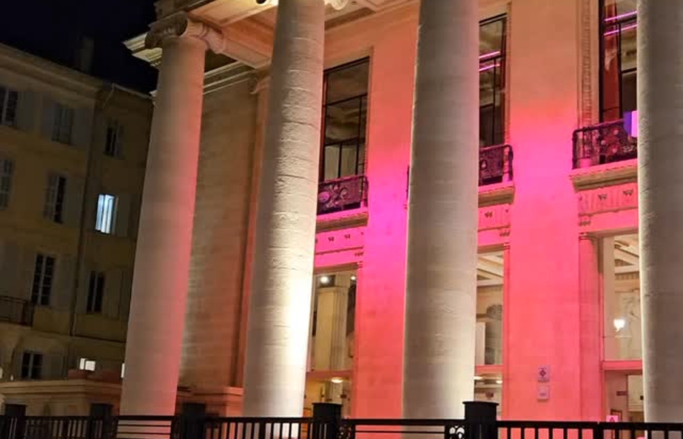 Opéra de Marseille de nuit à deux pas de Ma.Ma.Co